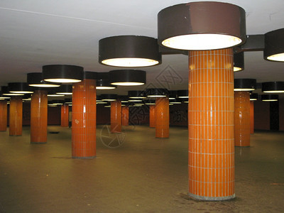 典型的桩空柏林亚历山大广场地下柏林亚历山大广场地下火车的典型大厅图片