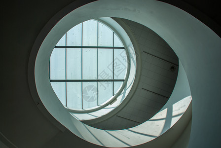 高度直接地建造大楼天顶上的圆玻璃是利用太阳直接喷出的光来增加建筑物内光亮的一个非常有效方法掌声图片