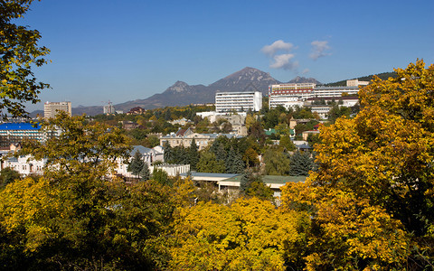 城市间的一个秋季山峰图片