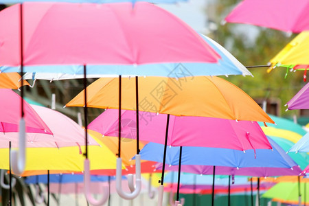 街道户外庇护所作为背景的彩色伞式街头装饰图片