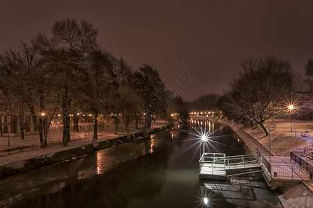 米开朗基罗桥夜幕现场的景象罗马尼亚水旅游者图片