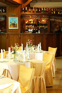酒吧早餐咖啡时间休闲光餐厅的Dish桌子和招待会前台的酒保在背景里图片