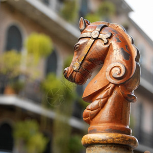 四分之一波旁酒马头设计美利坚合众国路易斯安那新奥尔良法属区布本街的栏杆位于美国路易斯安那州新奥尔良马匹图片