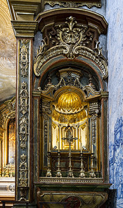 葡萄牙里斯本BairroAlto的ConventodeSaoPedroAlcantara巴洛克式镀金侧祭坛拜罗邻里中音图片