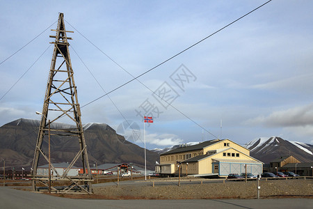 挪威高的长年北极高纬度地区的斯瓦尔巴群岛Spitzbergen最大的定居点和行政中心朗伊尔城图片