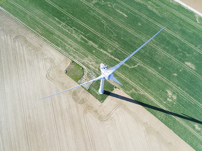 晴天法国卢瓦尔中心EureetLouirGommerville的风力涡轮机活图片
