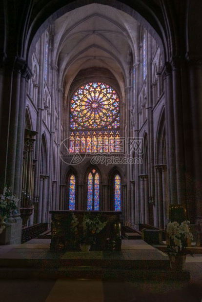 教堂祈祷和旅行的彩色窗口人类发展报告布列塔尼法国图片