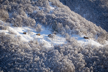 覆盖满雪的山脉图片