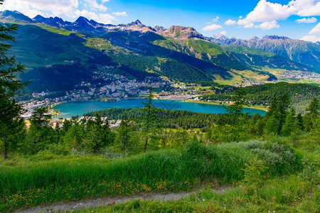 夏季风景优美的高山图片