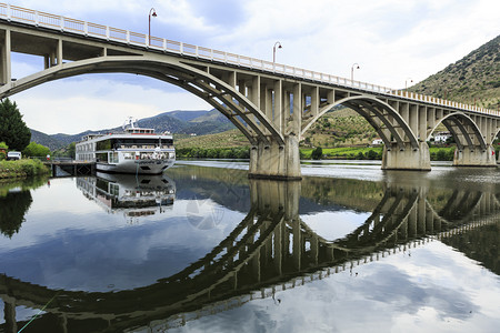 重庆千厮门大桥第一的萨尔门托葡萄牙语AlmiranteSarmentoRodrigues大桥是位于西班牙边界附近的BarcadeAlva的杜罗背景