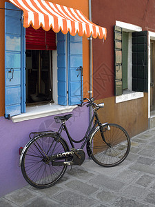 自行车威尼斯环礁意大利威尼斯的布拉诺岛多彩的房屋和水道旅游艾伦图片