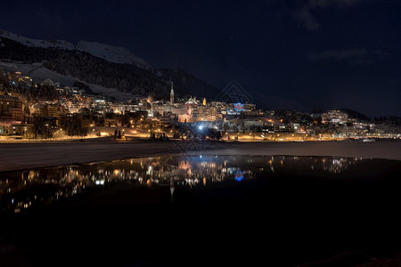 城市在湖中反射的史莫瑞茨夜晚士图片