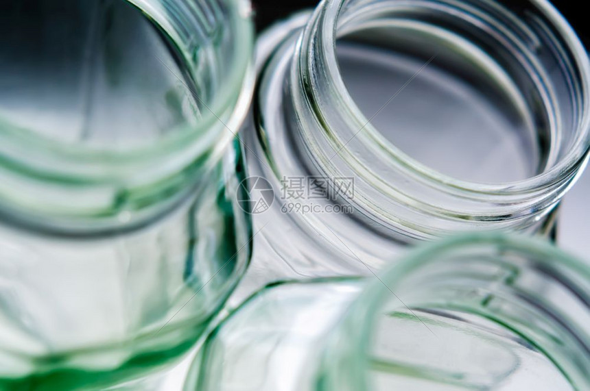 透明罐子反射开放玻璃罐的近距离快速浏览图片