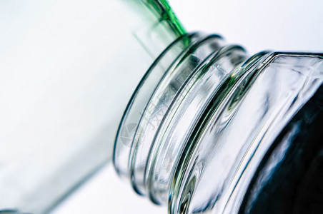 开放玻璃罐的近距离快速浏览反射玻璃器皿半透明图片