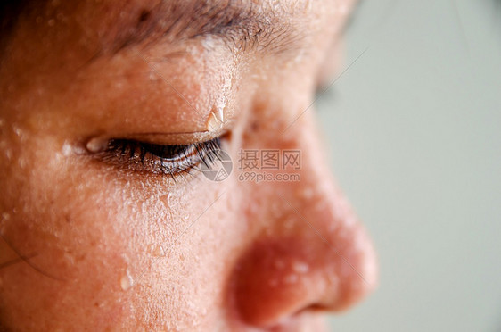 锻炼年轻的汗水在女人眼睛上专注汗水在眼睛上头发图片