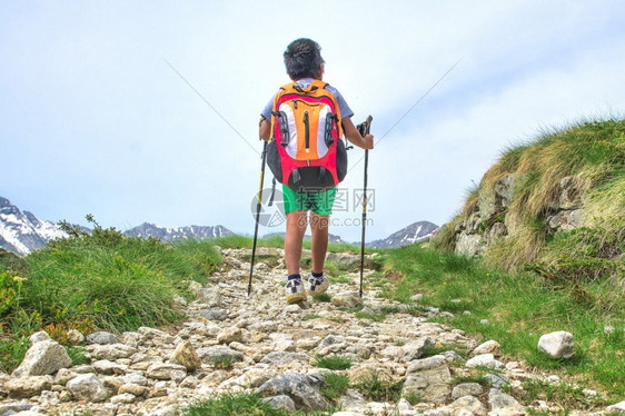 小男孩独自踏上远山旅途图片