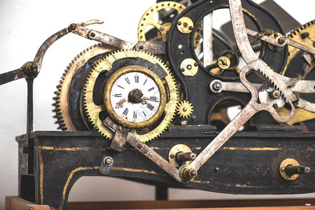 曾是古董钟和贝壳在意大利北部一座教堂的钟声中机制扫描图片
