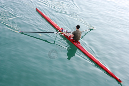 男人湖上的单桨手水工作图片