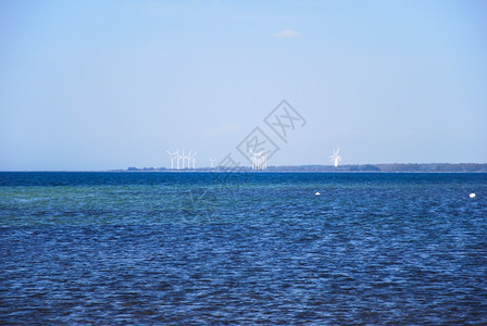 经过地平线斯威德群岛海岸边的风车磨坊图片