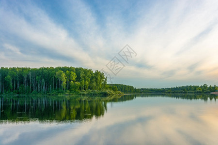 镜面湖泊和绿色森林图片