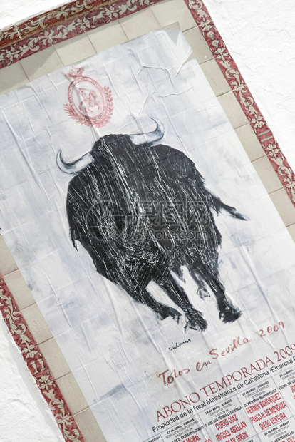海报上涂画的黑公牛宣传斗统西班牙为了图片