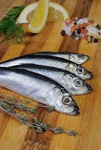 鱼晚餐板上含盐和香料的斯培拉胡椒图片
