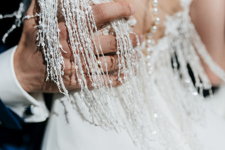 订婚触碰穿西装的新郎拥抱穿着婚纱的新娘特写穿西装的新郎拥抱穿着婚纱的新娘一种图片