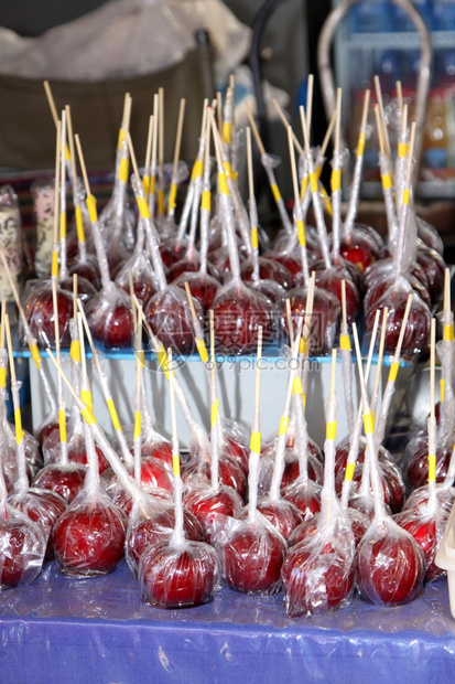 棍子红色的宴请托菲苹果在博览会斯塔尔销售图片