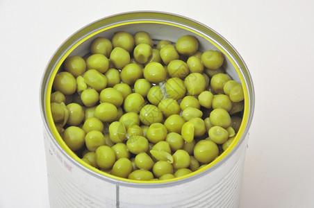 锡罐中的绿豆蔬菜工业罐头背景图片