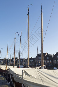 航行桅杆船舶在荷兰斯帕肯堡港捕鱼的渔船荷兰Spakenburg港口图片