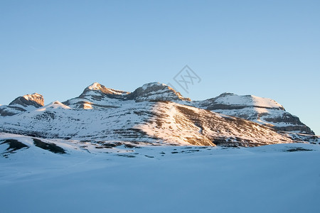 被雪覆盖的美丽雪山图片