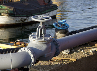 金属管道海洋水背景的工业输油管线阀门图片