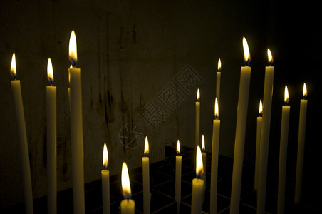 火焰一个古老的黑暗教堂里一堆长的蜡烛精神传统图片