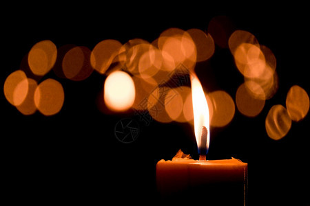 散景夜晚烛光点燃蜡黑暗背景上布OKH圣诞节火图片