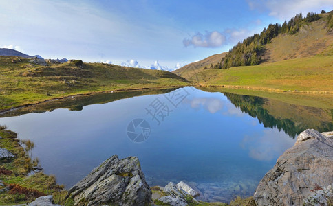 阿尔卑斯山下的湖泊风光图片