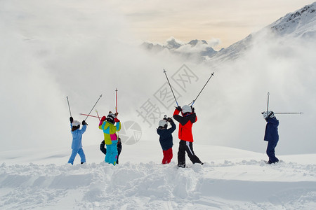 在冬天雪地上玩耍滑雪的孩子们图片