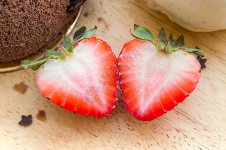 浆果切除一半的草莓水果加冰淇淋和蛋糕切割一半的草莓水果切片有机的背景图片
