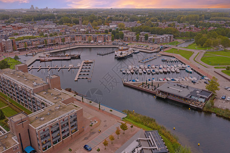 户外建筑学从荷兰阿尔梅市和港口起飞的空中航公司班图片