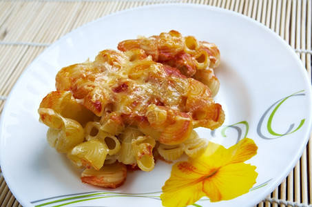 意大利面条通心粉烤包加松饼番茄酱和莫扎里拉肉弯头食物图片