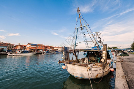 绳索地标运输渔船停泊在港口内图片