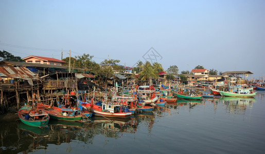 海岸蓝色的渔业村丰富多彩的渔船鱼图片