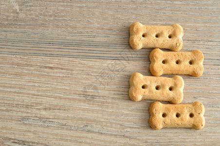 木制的狗饼干在背景上被孤立款待零食背景图片