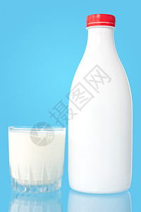新鲜的吃蓝色背景瓶装和杯新鲜牛奶健康图片