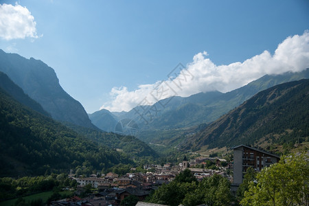 山间的森林和村落图片