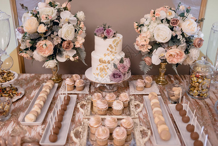 庆典婚礼上的蛋糕甜品图片