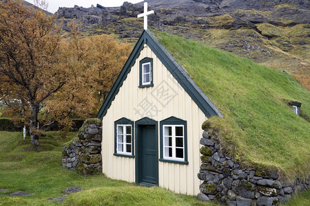 旅游冰岛南海岸利拉霍夫具有传统地盘屋顶的奥赖菲教堂宗的会图片