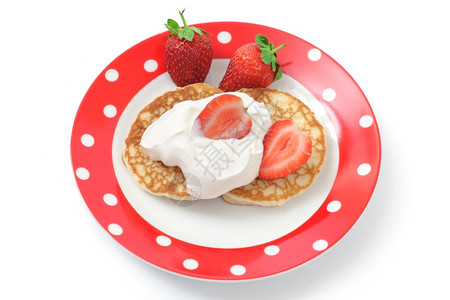 浆果一种酸奶油和盘子上草莓的分质剂新鲜图片