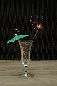 一个鸡尾酒伞在鸡尾酒杯中的火花精饮料丰富多彩的图片