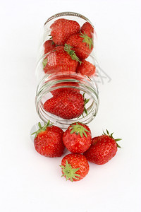 红色的美味白背景孤立罐子中草莓成熟图片
