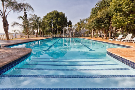 角度清除一种在美丽的环境里一个清晰的蓝色游泳池宽角视图图片